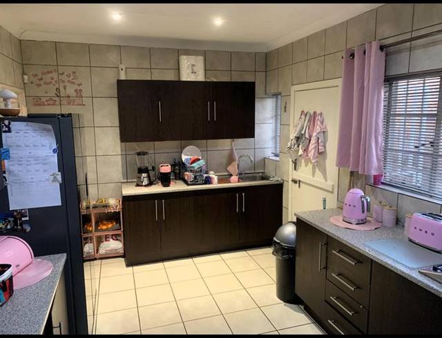 3 BEDROOM HOUSE FOR SALE IN CINDERELLA